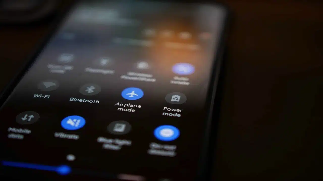 9 Reasons to Use Airplane Mode Even If You're Not Traveling