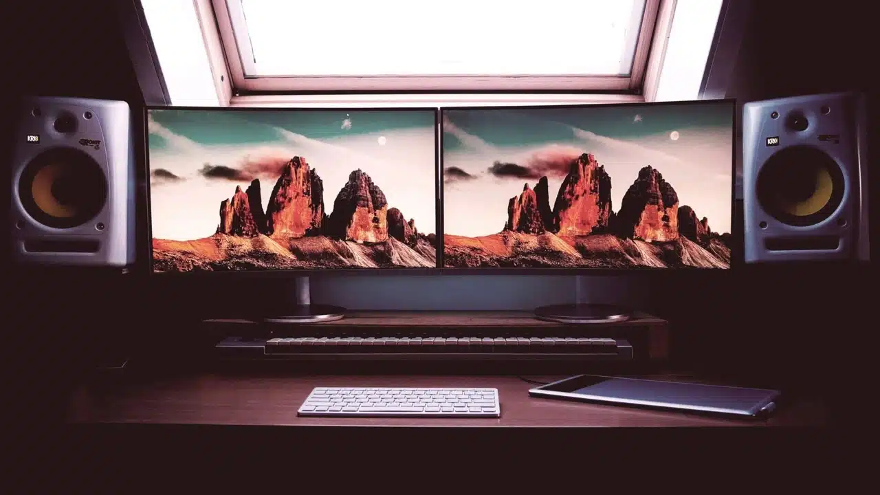 Handy Tips to Optimise a Dual-Monitor Setup for the Best Experience